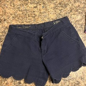 Good condition: navy Lilly buttercup shorts. Small mark on the back